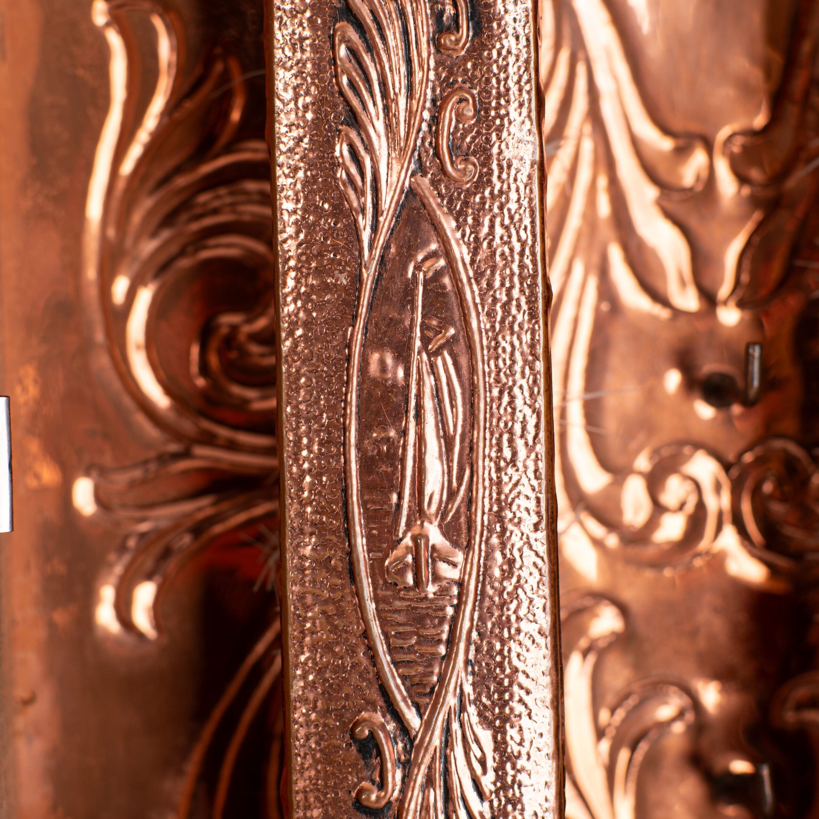 Fine Dutch Copper Mirror in hand-hammered repoussé copper with original nautical brushes, a complete Nieuwe Kunst piece, ca. 1895–1908