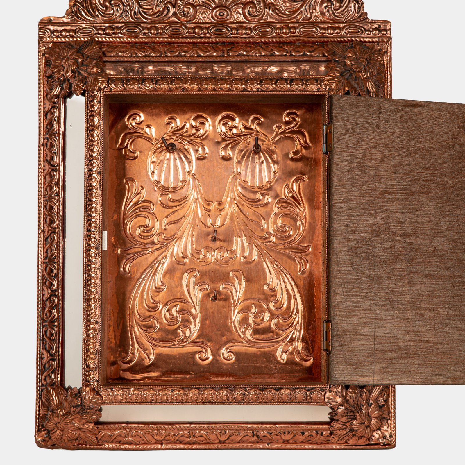 Fine Dutch Copper Mirror in hand-hammered repoussé copper with original nautical brushes, a complete Nieuwe Kunst piece, ca. 1895–1908