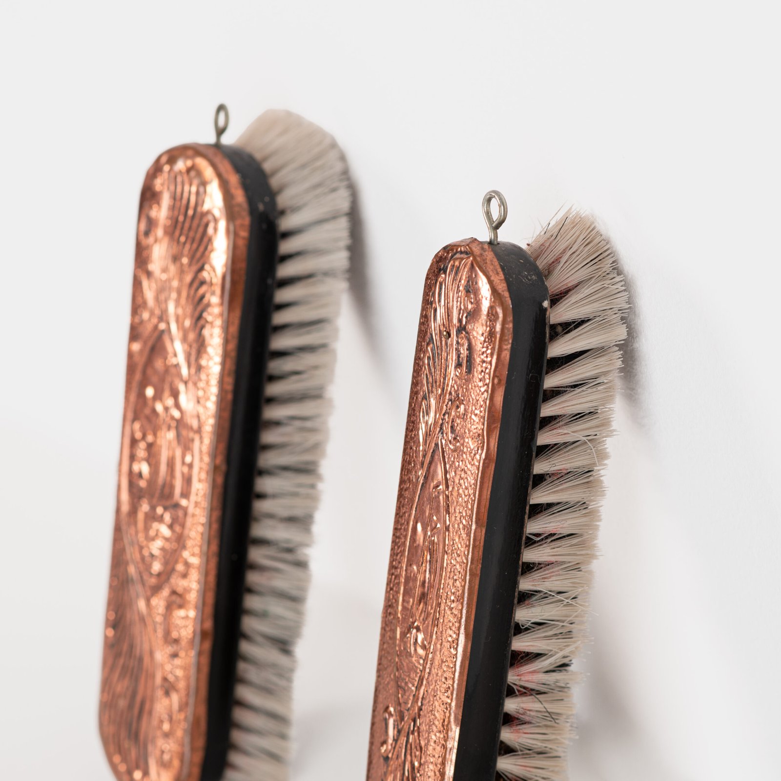 Fine Dutch Copper Mirror in hand-hammered repoussé copper with original nautical brushes, a complete Nieuwe Kunst piece, ca. 1895–1908