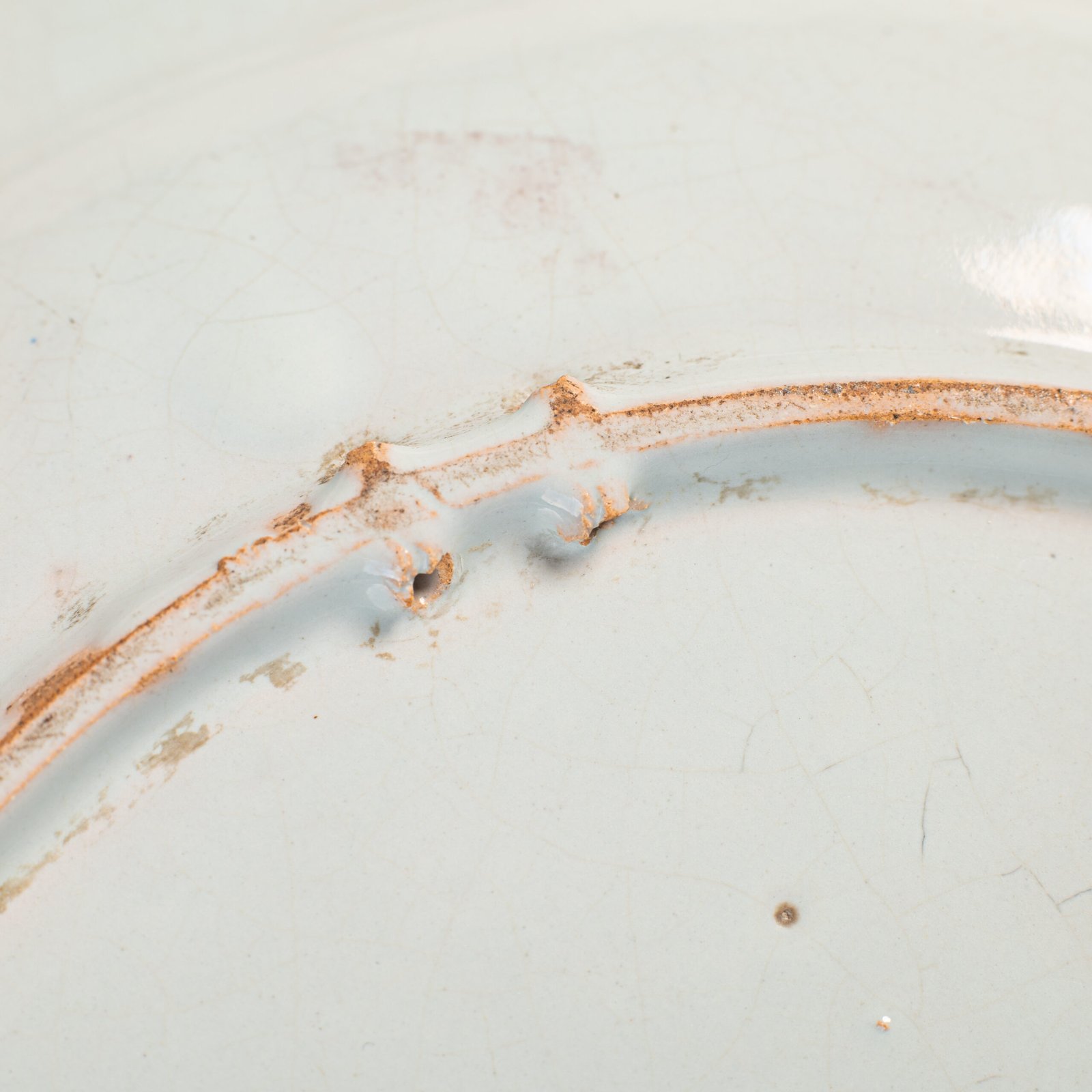 18th century French faience plate with polychrome birds and floral decoration, attributed to Desvres or Vron, wall-mounted antique ceramic, ca. 1760–1780