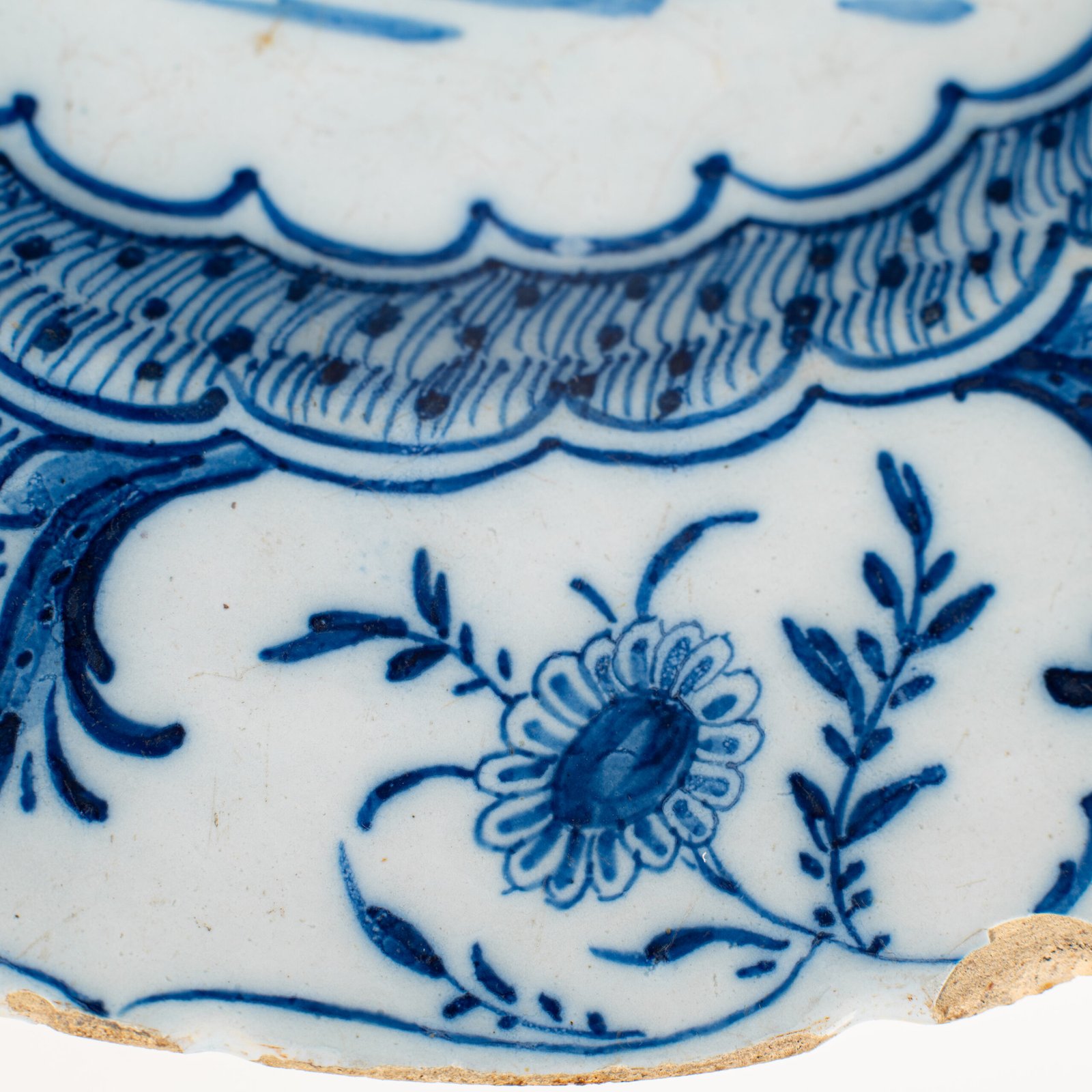Exceptional Delft plate 18th century by Van den Briel with cobalt-blue rooster and floral decoration, De Grieksche A workshop.