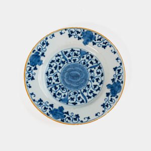 Elegant Delft Wall Plate by La Hache de Porcelaine (De Porceleyne Bijl), late 18th century, hand-painted blue and white Delftware with Au Choux decoration.