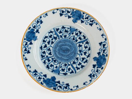 Elegant Delft Wall Plate by La Hache de Porcelaine (De Porceleyne Bijl), late 18th century, hand-painted blue and white Delftware with Au Choux decoration.