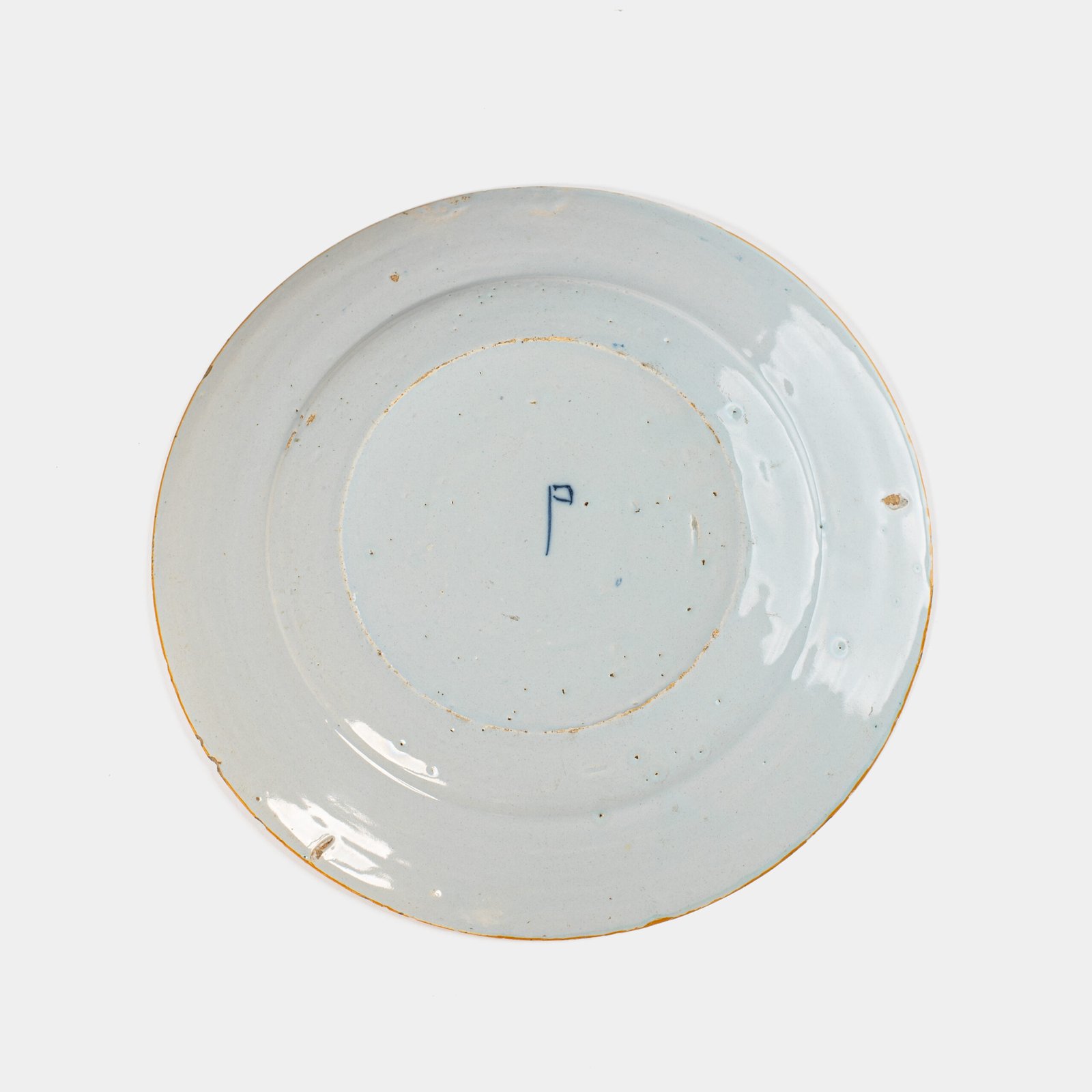 Elegant Delft Wall Plate by La Hache de Porcelaine (De Porceleyne Bijl), late 18th century, hand-painted blue and white Delftware with Au Choux decoration.