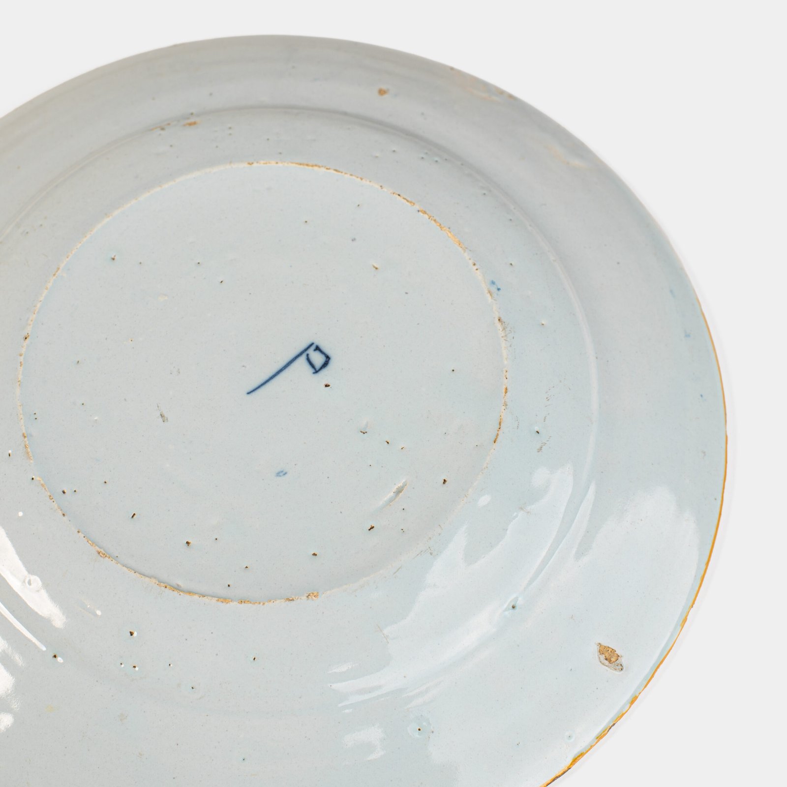 Elegant Delft Wall Plate by La Hache de Porcelaine (De Porceleyne Bijl), late 18th century, hand-painted blue and white Delftware with Au Choux decoration.