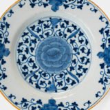 Elegant Delft Wall Plate by La Hache de Porcelaine (De Porceleyne Bijl), late 18th century, hand-painted blue and white Delftware with Au Choux decoration.