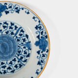Elegant Delft Wall Plate by La Hache de Porcelaine (De Porceleyne Bijl), late 18th century, hand-painted blue and white Delftware with Au Choux decoration.