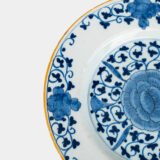 Elegant Delft Wall Plate by La Hache de Porcelaine (De Porceleyne Bijl), late 18th century, hand-painted blue and white Delftware with Au Choux decoration.