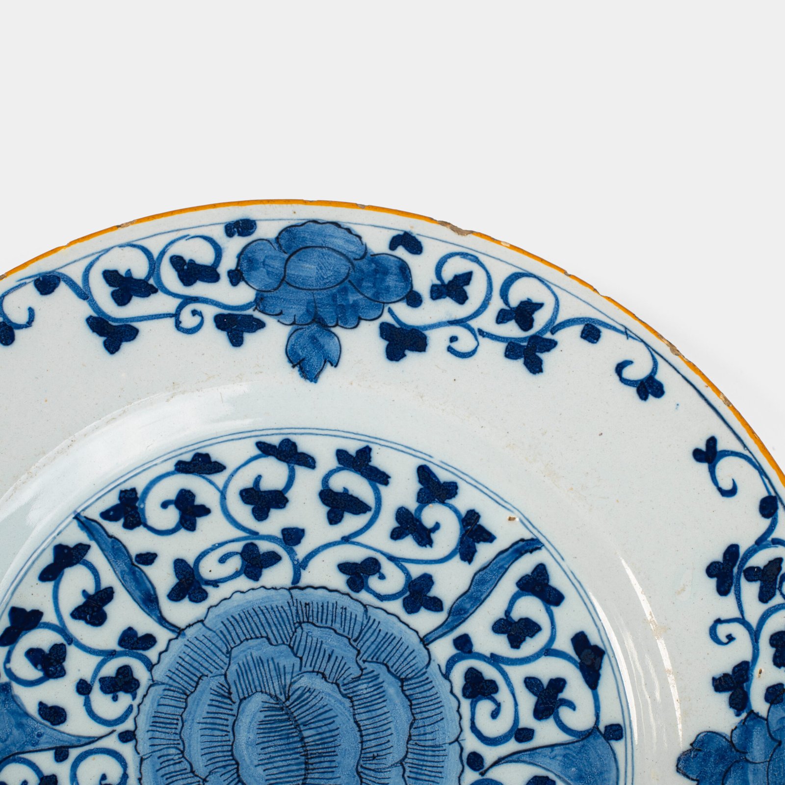 Elegant Delft Wall Plate by La Hache de Porcelaine (De Porceleyne Bijl), late 18th century, hand-painted blue and white Delftware with Au Choux decoration.