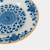 Elegant Delft Wall Plate by La Hache de Porcelaine (De Porceleyne Bijl), late 18th century, hand-painted blue and white Delftware with Au Choux decoration.