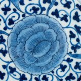 Elegant Delft Wall Plate by La Hache de Porcelaine (De Porceleyne Bijl), late 18th century, hand-painted blue and white Delftware with Au Choux decoration.