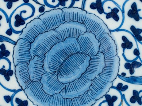 Elegant Delft Wall Plate by La Hache de Porcelaine (De Porceleyne Bijl), late 18th century, hand-painted blue and white Delftware with Au Choux decoration.