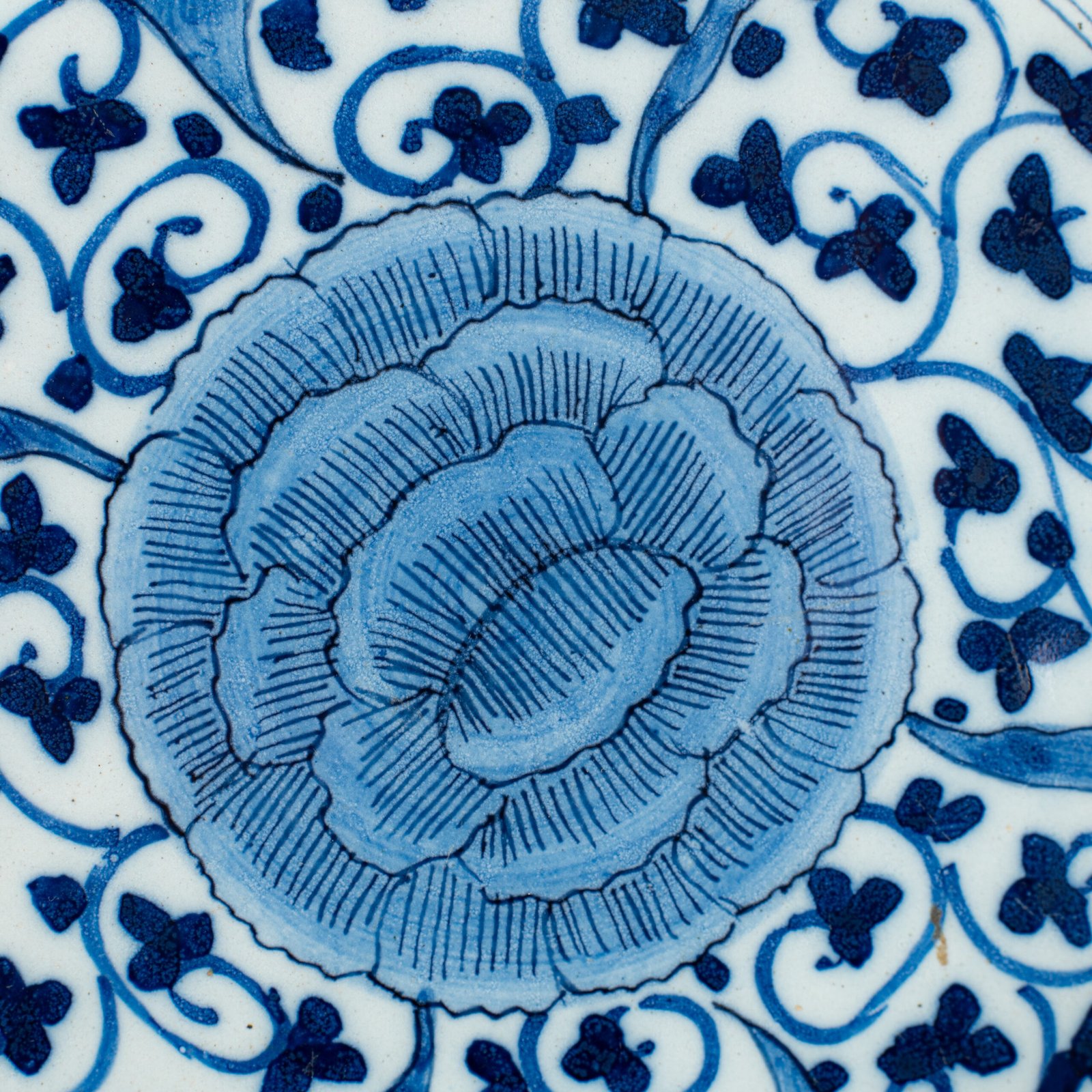 Elegant Delft Wall Plate by La Hache de Porcelaine (De Porceleyne Bijl), late 18th century, hand-painted blue and white Delftware with Au Choux decoration.