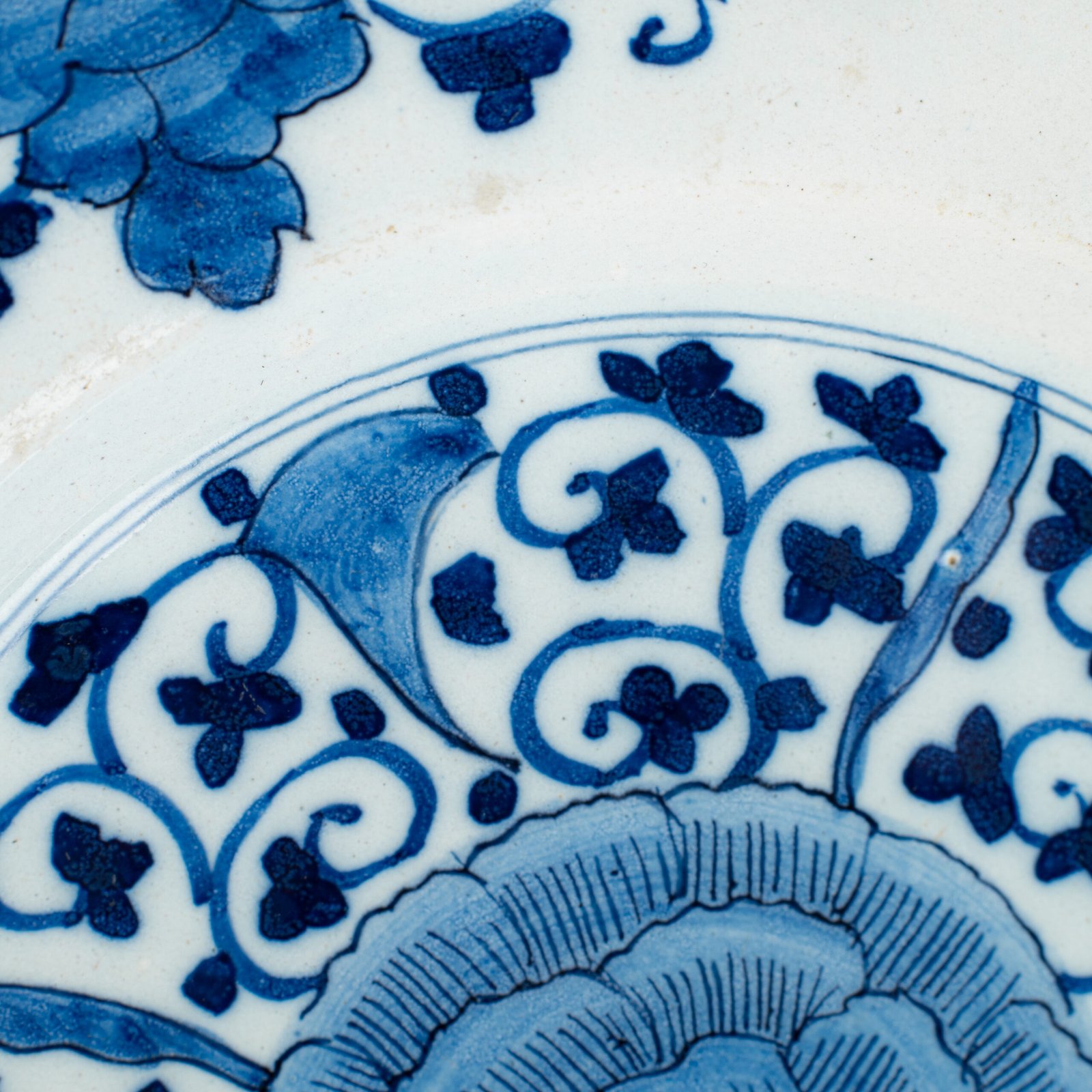Elegant Delft Wall Plate by La Hache de Porcelaine (De Porceleyne Bijl), late 18th century, hand-painted blue and white Delftware with Au Choux decoration.