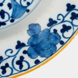 Elegant Delft Wall Plate by La Hache de Porcelaine (De Porceleyne Bijl), late 18th century, hand-painted blue and white Delftware with Au Choux decoration.