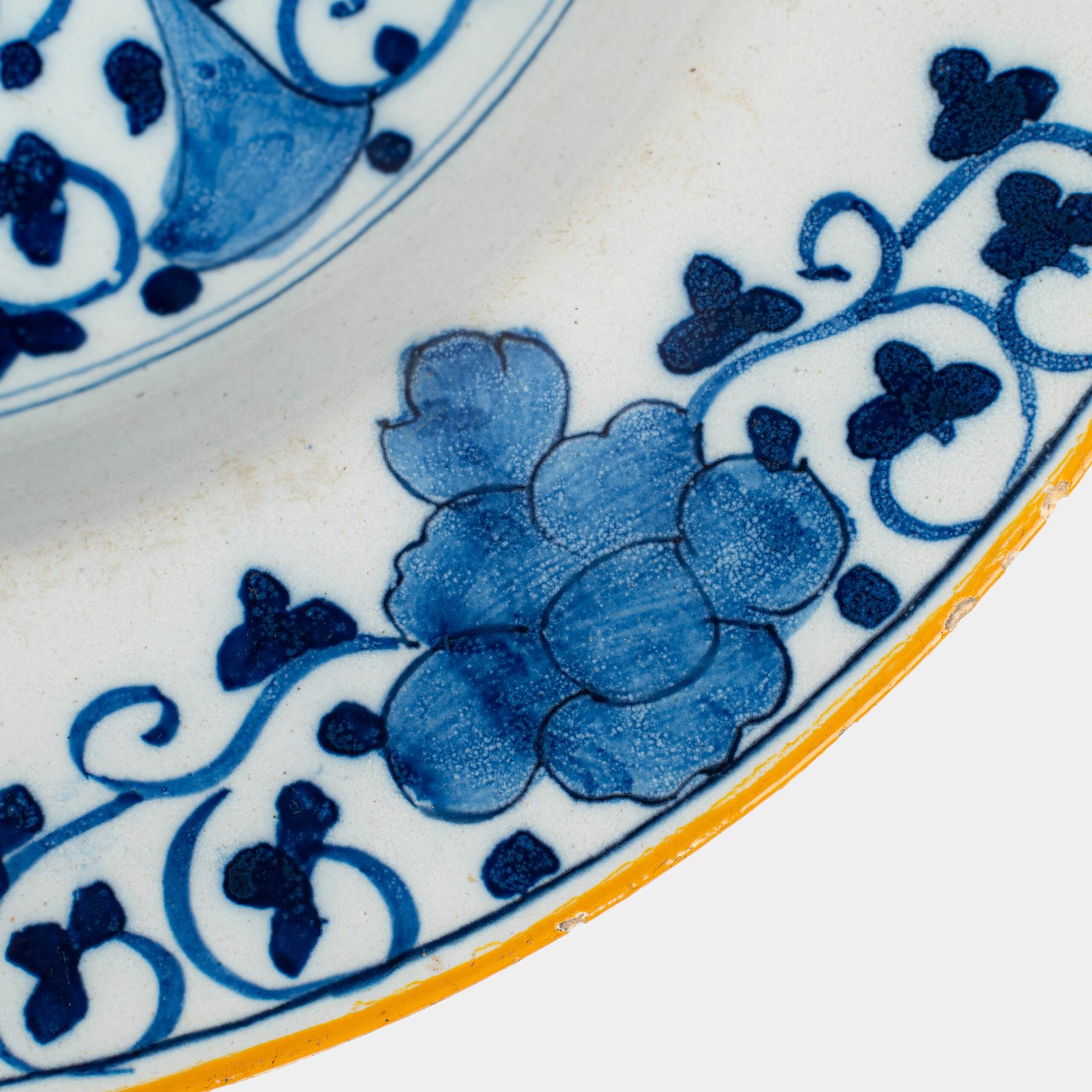 Elegant Delft Wall Plate by La Hache de Porcelaine (De Porceleyne Bijl), late 18th century, hand-painted blue and white Delftware with Au Choux decoration.