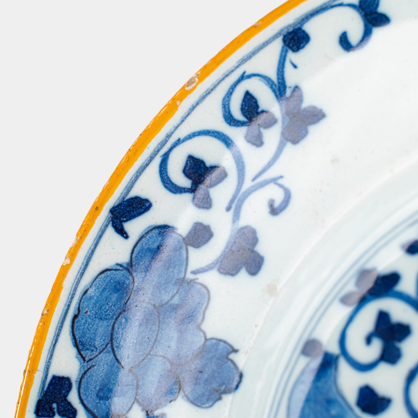 Elegant Delft Wall Plate by La Hache de Porcelaine (De Porceleyne Bijl), late 18th century, hand-painted blue and white Delftware with Au Choux decoration.