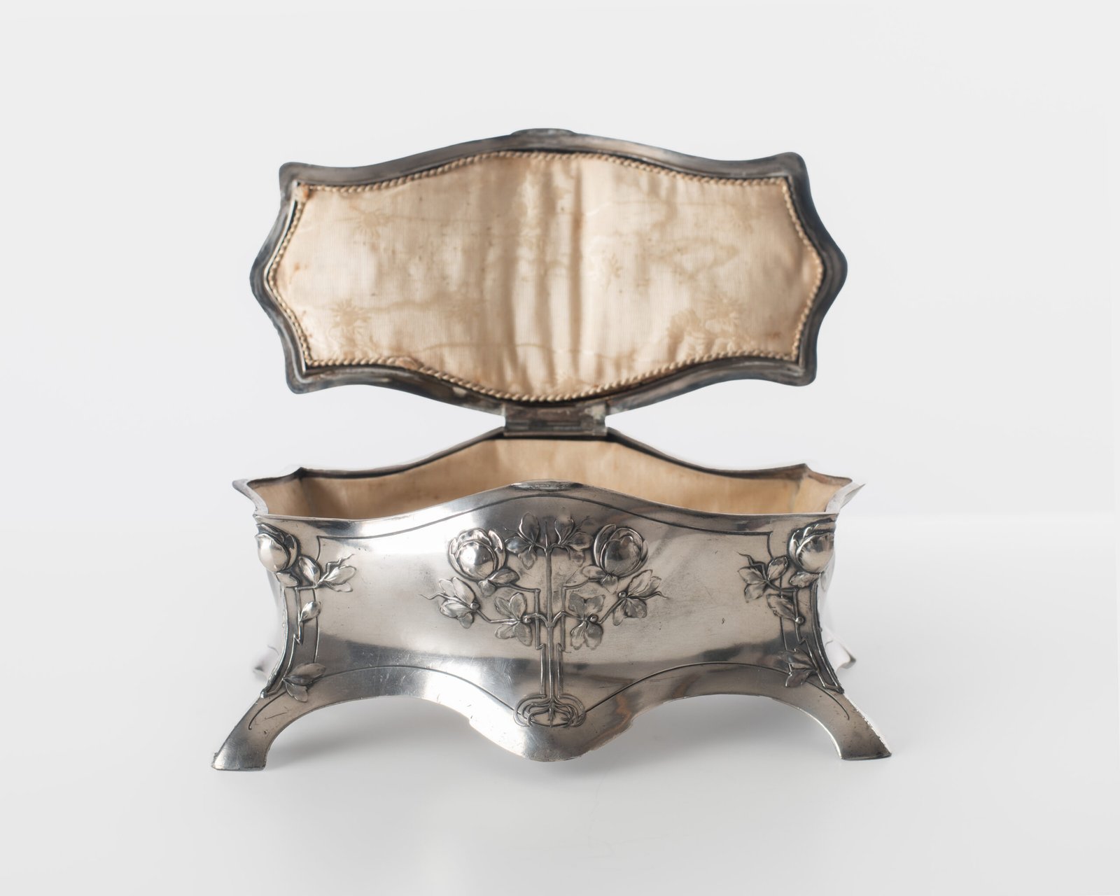 WMF jewelry box in Art Nouveau style by WMF, silver-plated pewter with floral relief decoration and original silk-lined interior, Germany, circa 1900