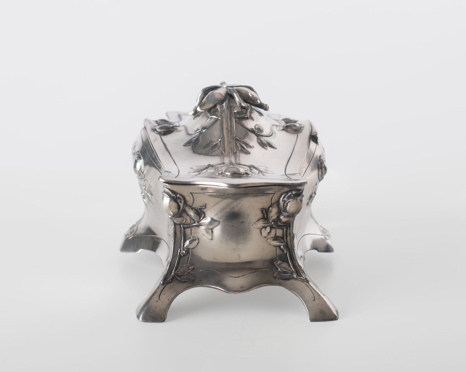 WMF jewelry box in Art Nouveau style by WMF, silver-plated pewter with floral relief decoration and original silk-lined interior, Germany, circa 1900