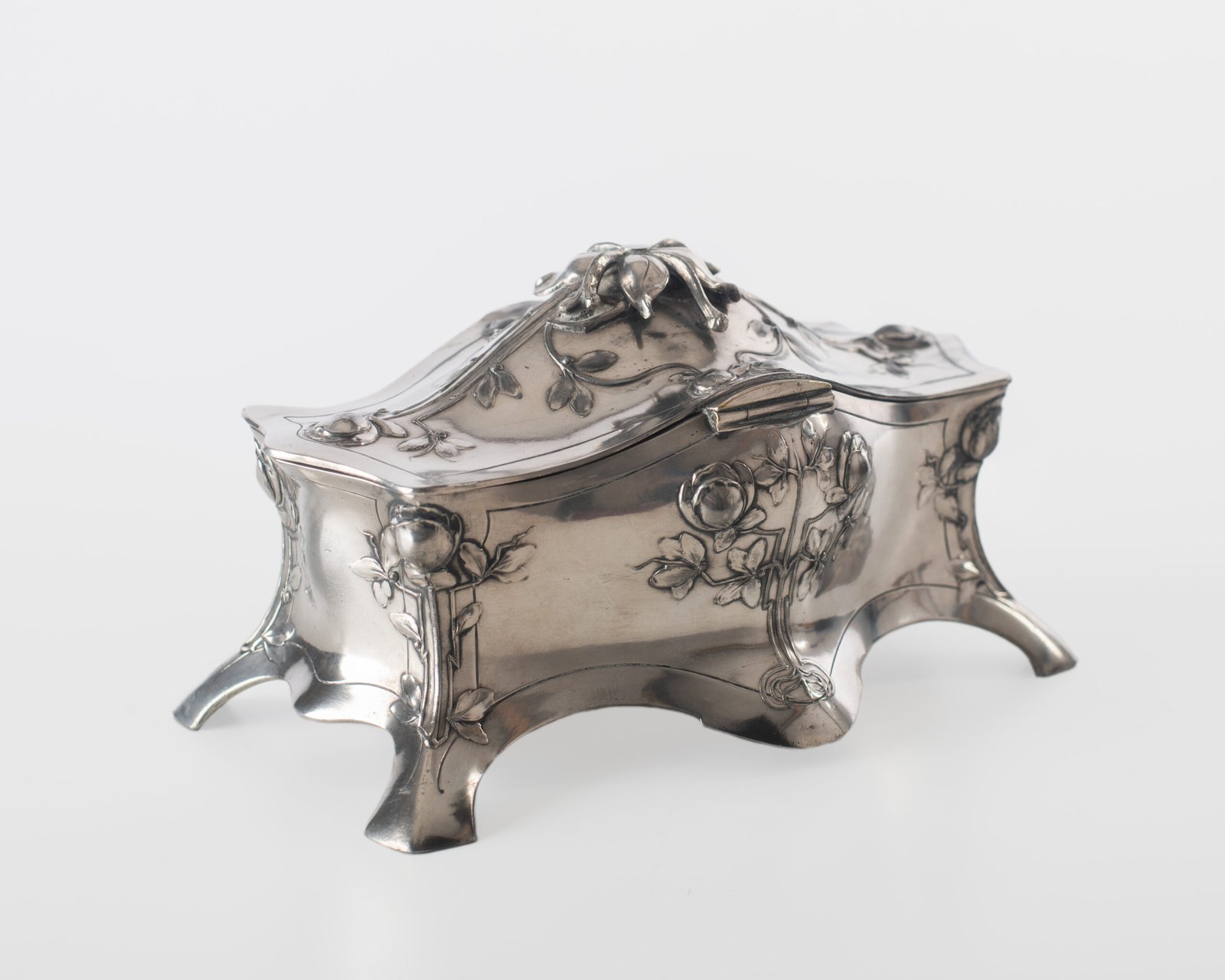 WMF jewelry box in Art Nouveau style by WMF, silver-plated pewter with floral relief decoration and original silk-lined interior, Germany, circa 1900