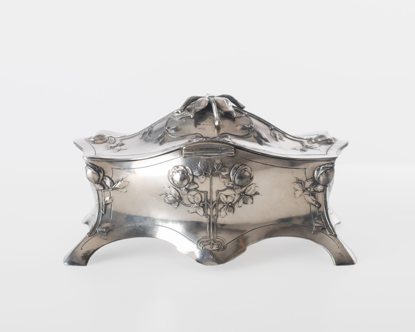 WMF jewelry box in Art Nouveau style by WMF, silver-plated pewter with floral relief decoration and original silk-lined interior, Germany, circa 1900