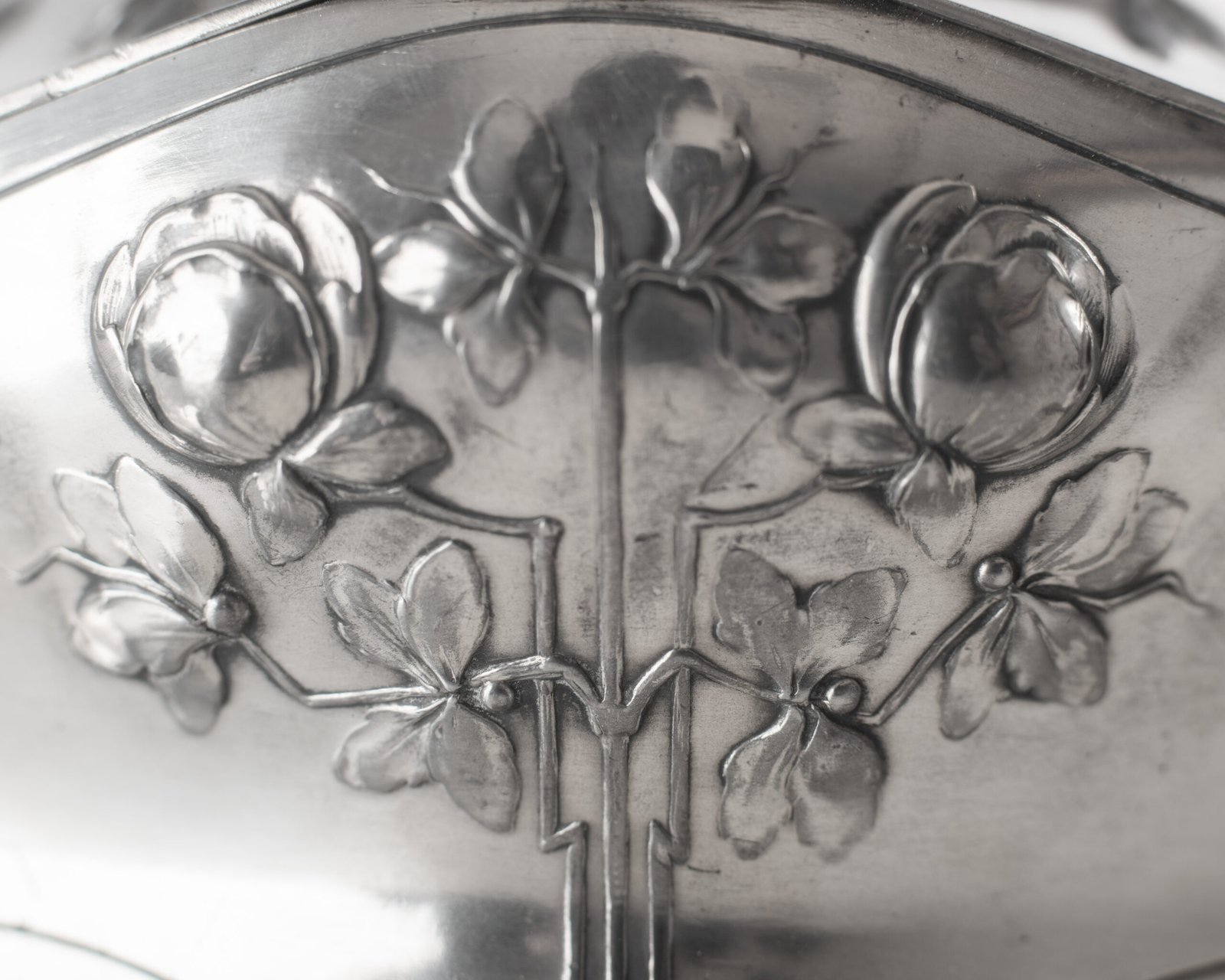 WMF jewelry box in Art Nouveau style by WMF, silver-plated pewter with floral relief decoration and original silk-lined interior, Germany, circa 1900