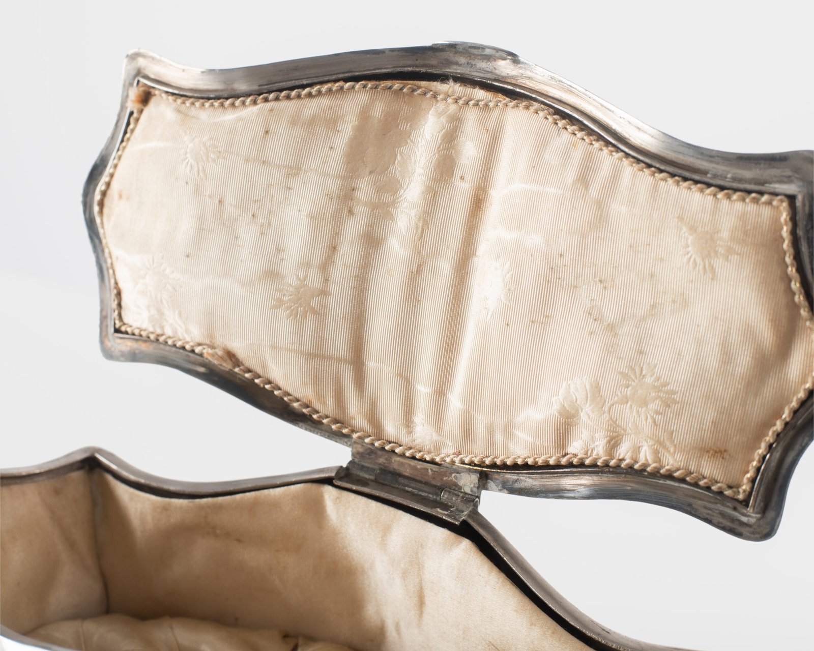 WMF jewelry box in Art Nouveau style by WMF, silver-plated pewter with floral relief decoration and original silk-lined interior, Germany, circa 1900