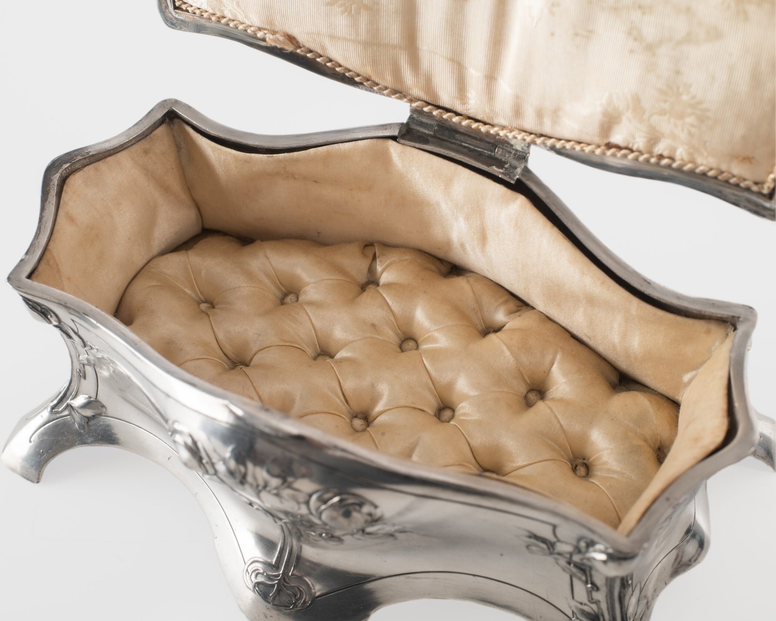 WMF jewelry box in Art Nouveau style by WMF, silver-plated pewter with floral relief decoration and original silk-lined interior, Germany, circa 1900