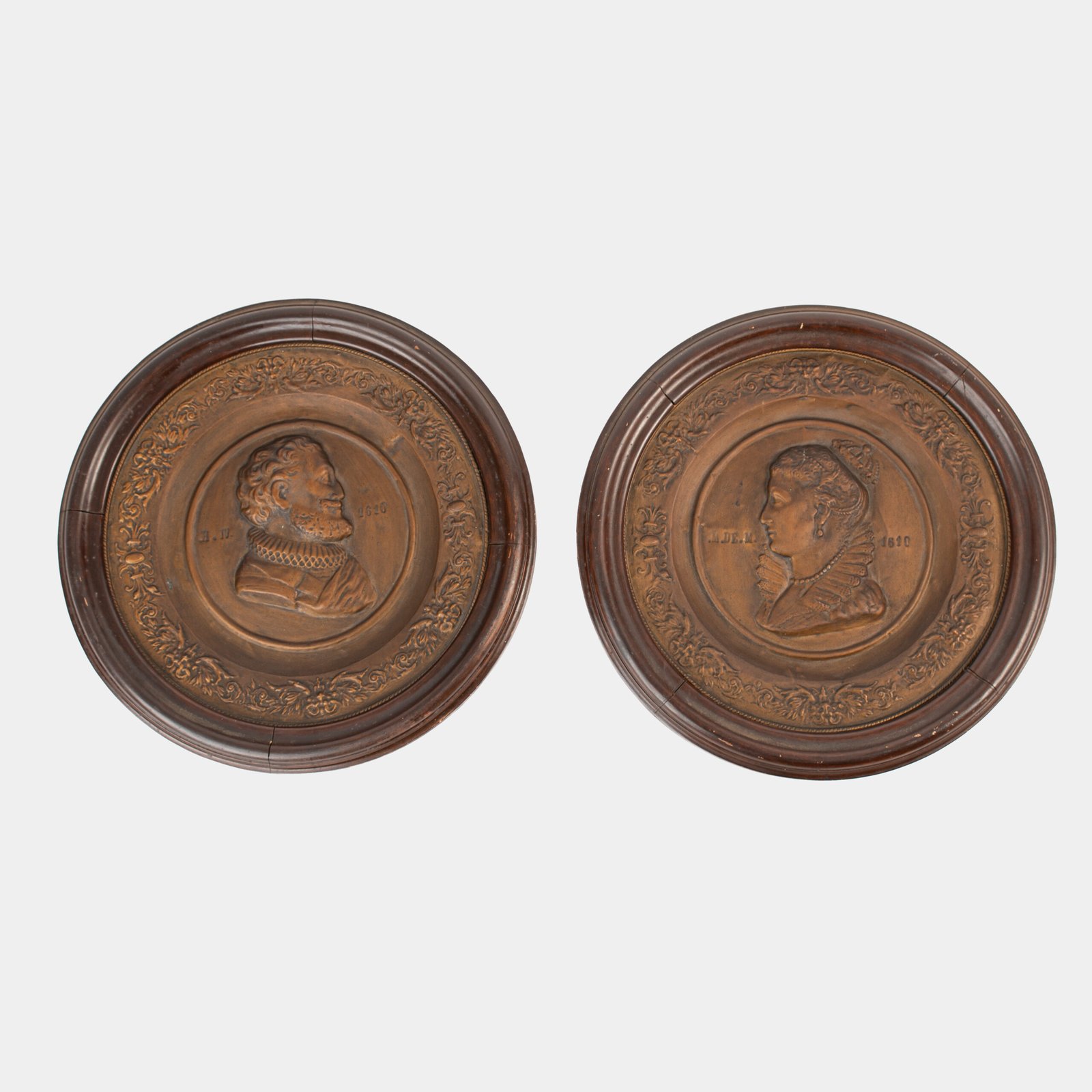 Monumental pair of 19th century French copper plaques, 24.4 inch diameter, depicting King Henry IV of France and Queen Marie de’ Medici, repoussé copper wall plaques in original wooden frames