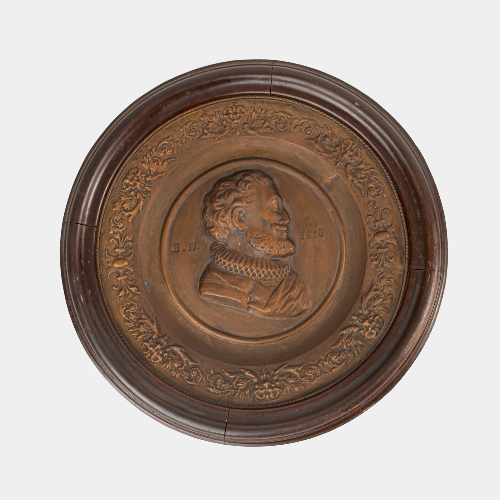 Monumental pair of 19th century French copper plaques, 24.4 inch diameter, depicting King Henry IV of France and Queen Marie de’ Medici, repoussé copper wall plaques in original wooden frames
