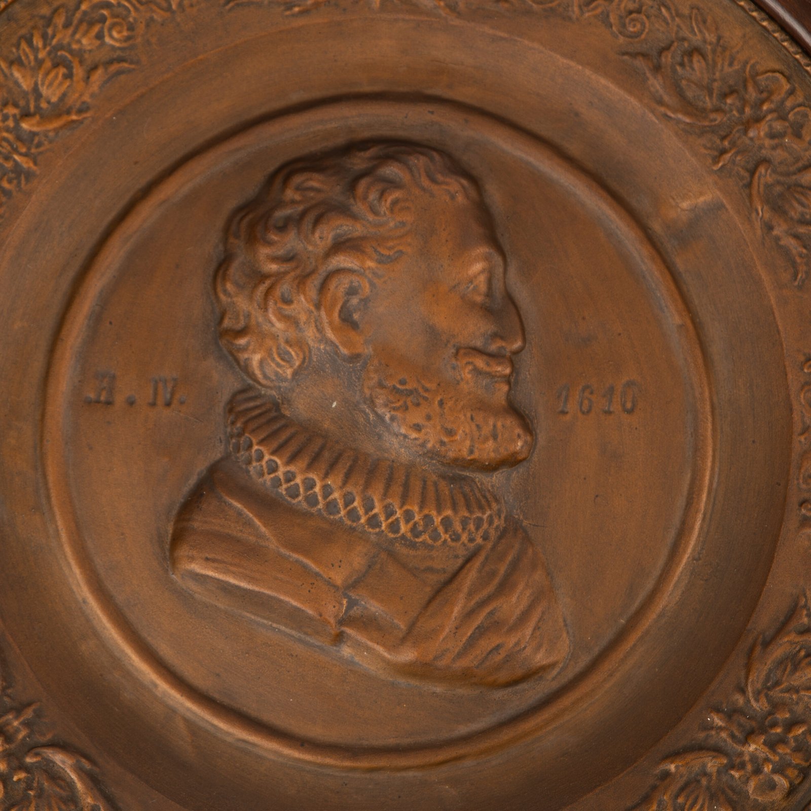 Monumental pair of 19th century French copper plaques, 24.4 inch diameter, depicting King Henry IV of France and Queen Marie de’ Medici, repoussé copper wall plaques in original wooden frames