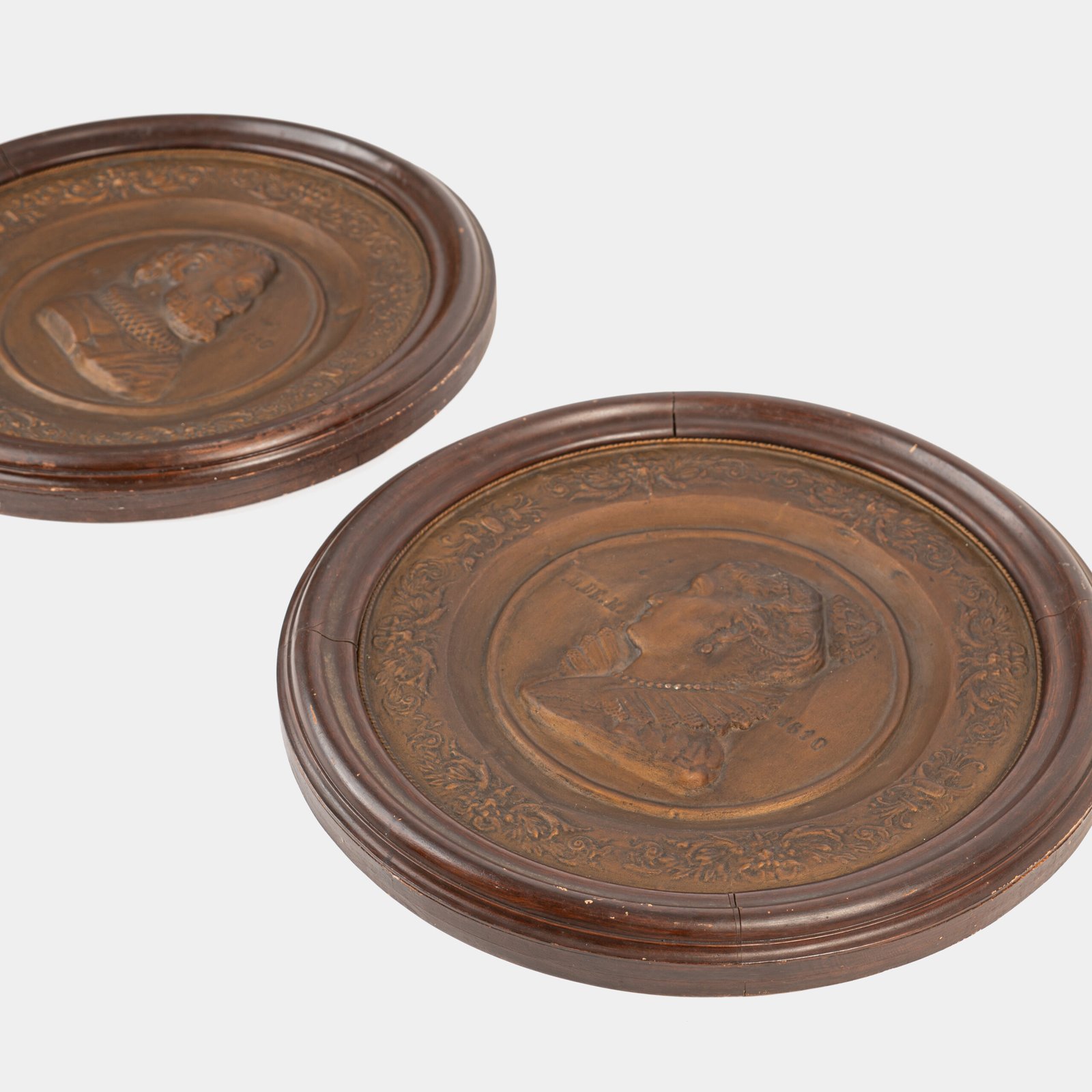 Monumental pair of 19th century French copper plaques, 24.4 inch diameter, depicting King Henry IV of France and Queen Marie de’ Medici, repoussé copper wall plaques in original wooden frames