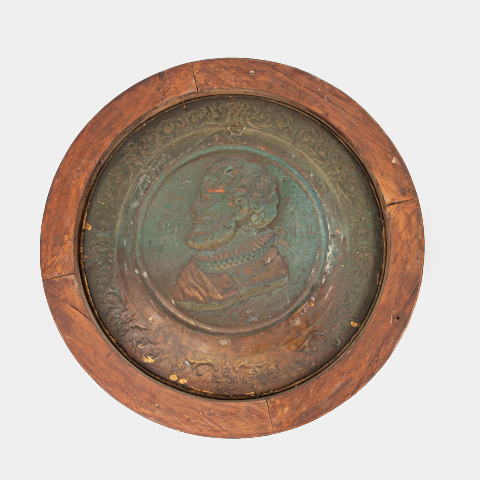 Monumental pair of 19th century French copper plaques, 24.4 inch diameter, depicting King Henry IV of France and Queen Marie de’ Medici, repoussé copper wall plaques in original wooden frames