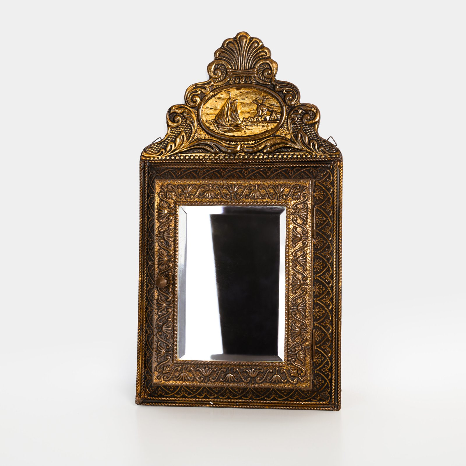 FOTOLATENT-ESPEJO001-hd Dutch Mirror Cabinet in embossed brass with windmill motif, beveled mirror door and interior brushes, circa 1890–1920.