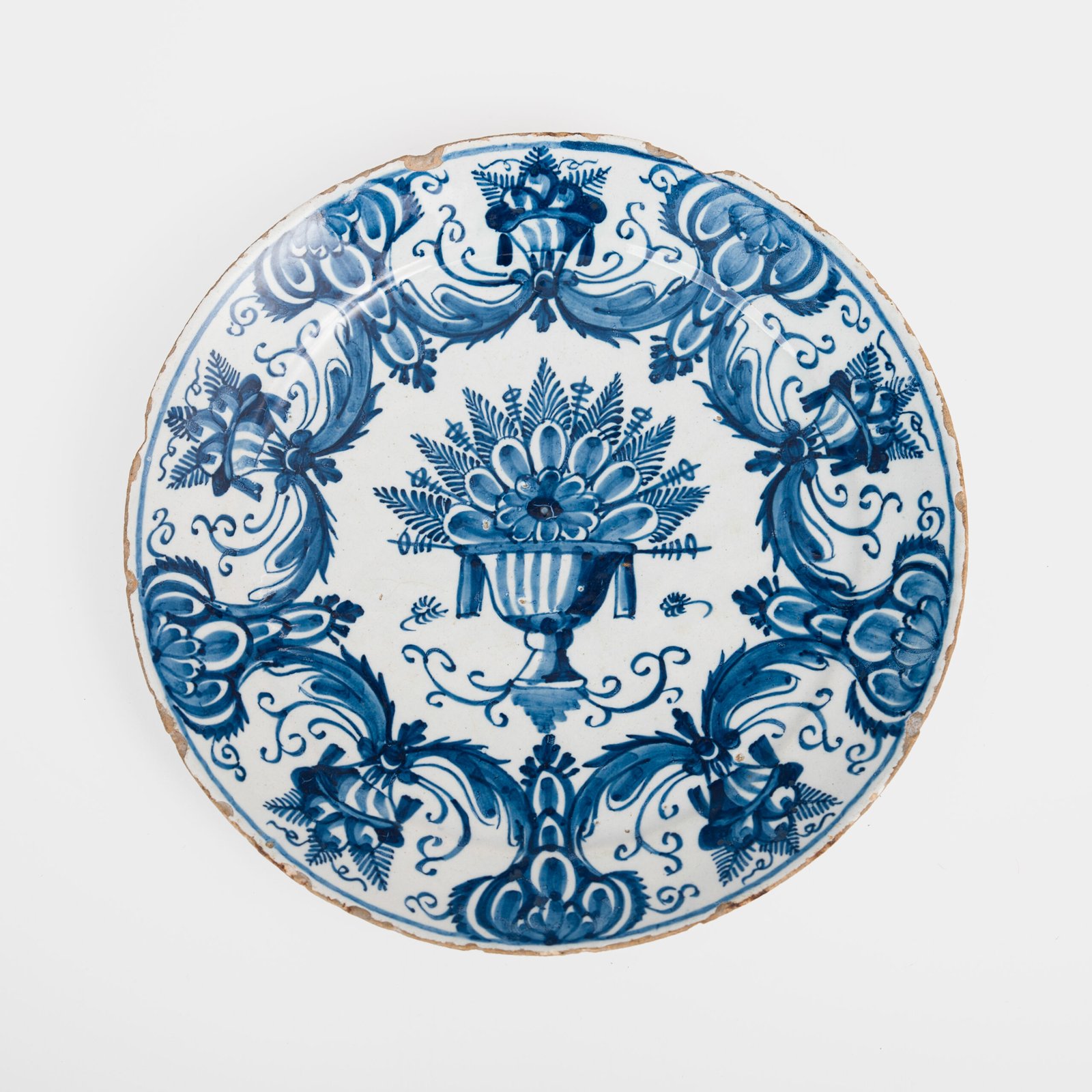 FOTOLATENT-plato0303-001-hd Antique Delft Plate from the early 18th century, crafted at the De Drie Porceleyne Flessies workshop, featuring the WK mark of Willem van der Kool and his widow Cornelia van Schoonhoven.