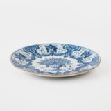 Antique Delft Plate from the early 18th century, crafted at the De Drie Porceleyne Flessies workshop, featuring the WK mark of Willem van der Kool and his widow Cornelia van Schoonhoven.