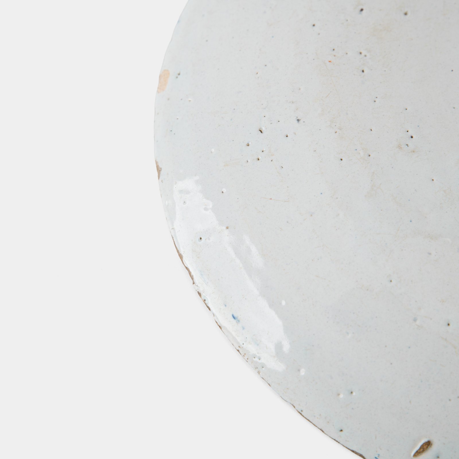 Antique Delft Plate from the early 18th century, crafted at the De Drie Porceleyne Flessies workshop, featuring the WK mark of Willem van der Kool and his widow Cornelia van Schoonhoven.