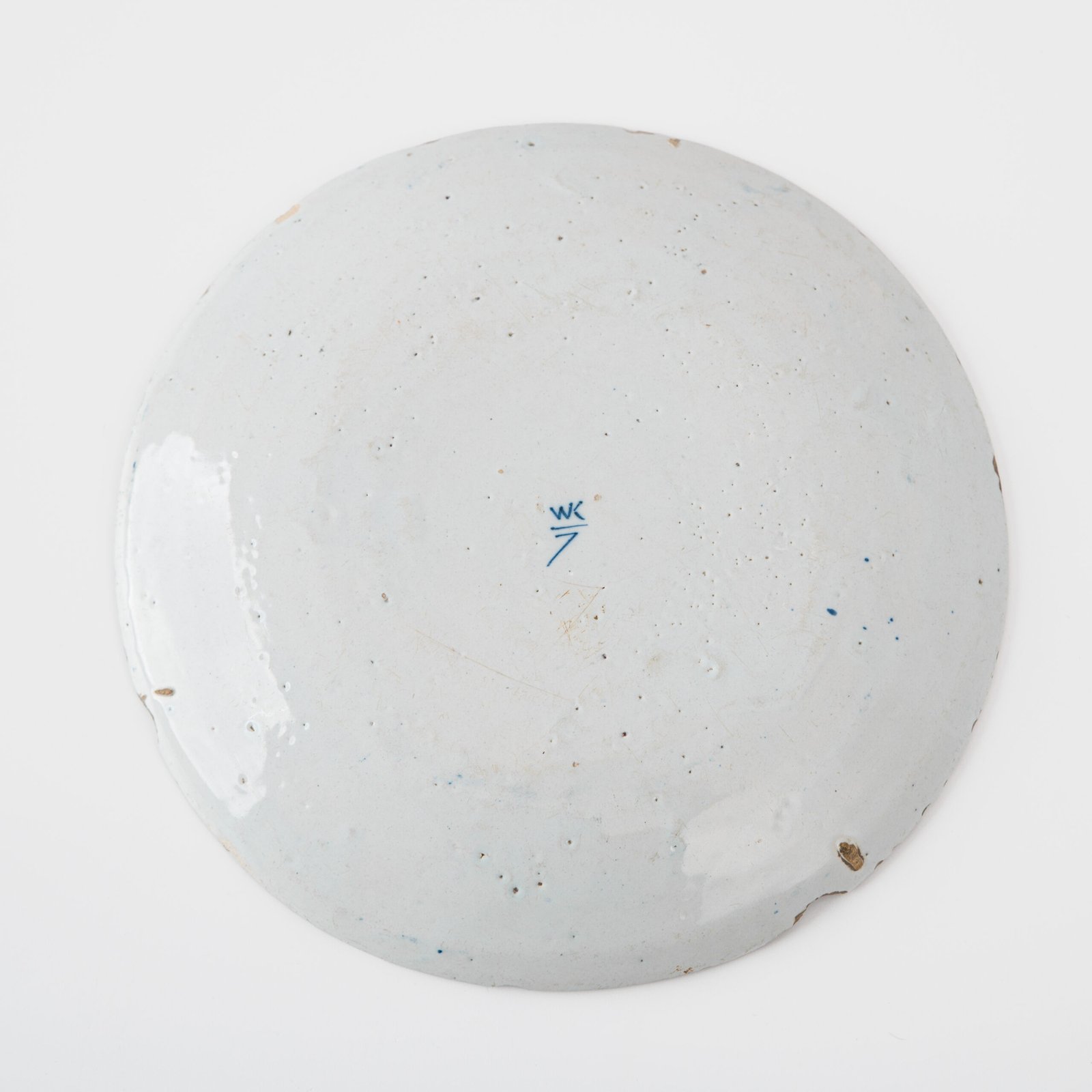 Antique Delft Plate from the early 18th century, crafted at the De Drie Porceleyne Flessies workshop, featuring the WK mark of Willem van der Kool and his widow Cornelia van Schoonhoven.