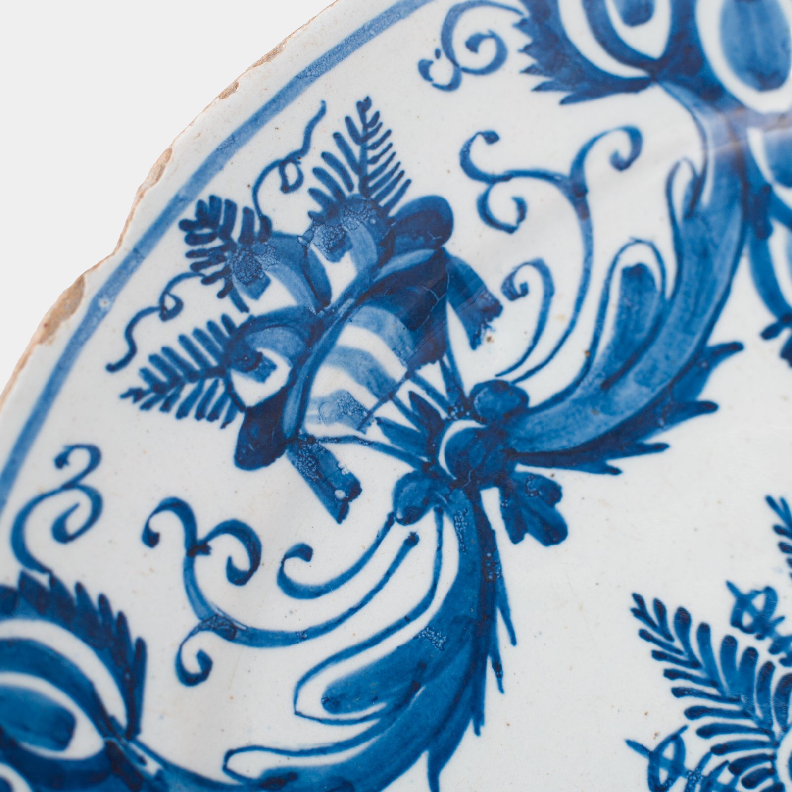 Antique Delft Plate from the early 18th century, crafted at the De Drie Porceleyne Flessies workshop, featuring the WK mark of Willem van der Kool and his widow Cornelia van Schoonhoven.