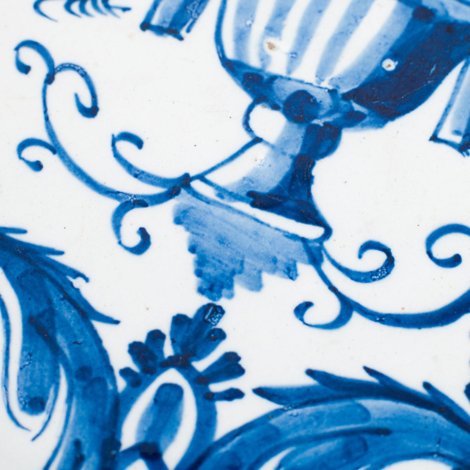 Antique Delft Plate from the early 18th century, crafted at the De Drie Porceleyne Flessies workshop, featuring the WK mark of Willem van der Kool and his widow Cornelia van Schoonhoven.