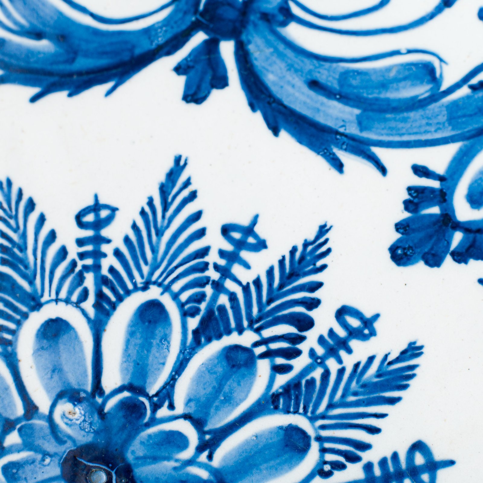 Antique Delft Plate from the early 18th century, crafted at the De Drie Porceleyne Flessies workshop, featuring the WK mark of Willem van der Kool and his widow Cornelia van Schoonhoven.