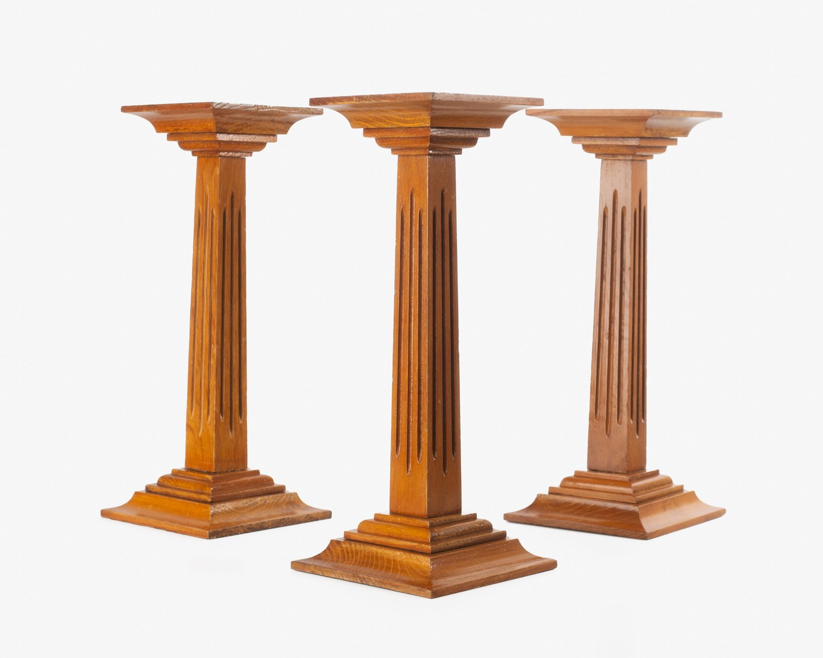 FOTOLATENT-EXPOSITEORES018-hd Art Deco Pedestals by Siegel Paris, Set of Three French Display Columns in Solid Wood, Original Luxury Store Fixtures, France, Circa 1925–1935.