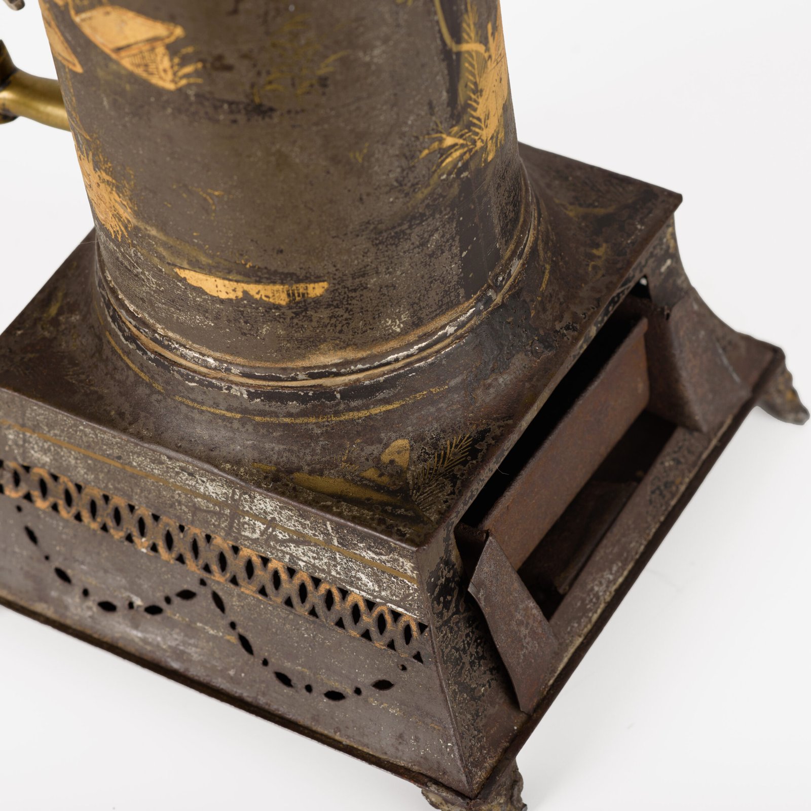 Tea Urn with Chinoiserie Decoration, Rare English Regency Hot Water Urn in Painted Metal and Brass, Lion Head Handles, Original Brass Tap, Circa 1800–1820.