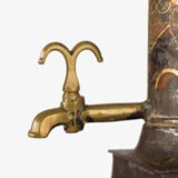 Tea Urn with Chinoiserie Decoration, Rare English Regency Hot Water Urn in Painted Metal and Brass, Lion Head Handles, Original Brass Tap, Circa 1800–1820.
