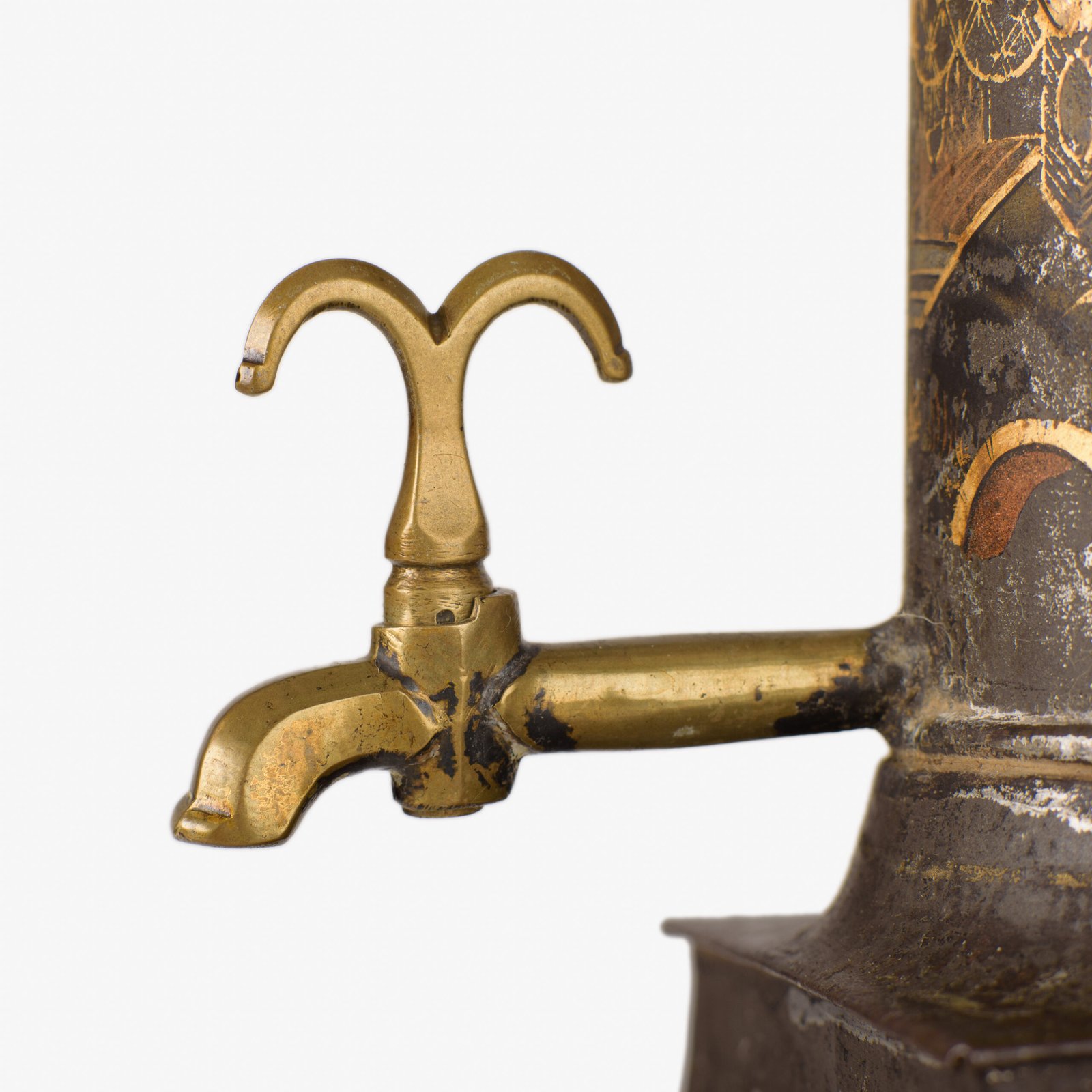 Tea Urn with Chinoiserie Decoration, Rare English Regency Hot Water Urn in Painted Metal and Brass, Lion Head Handles, Original Brass Tap, Circa 1800–1820.