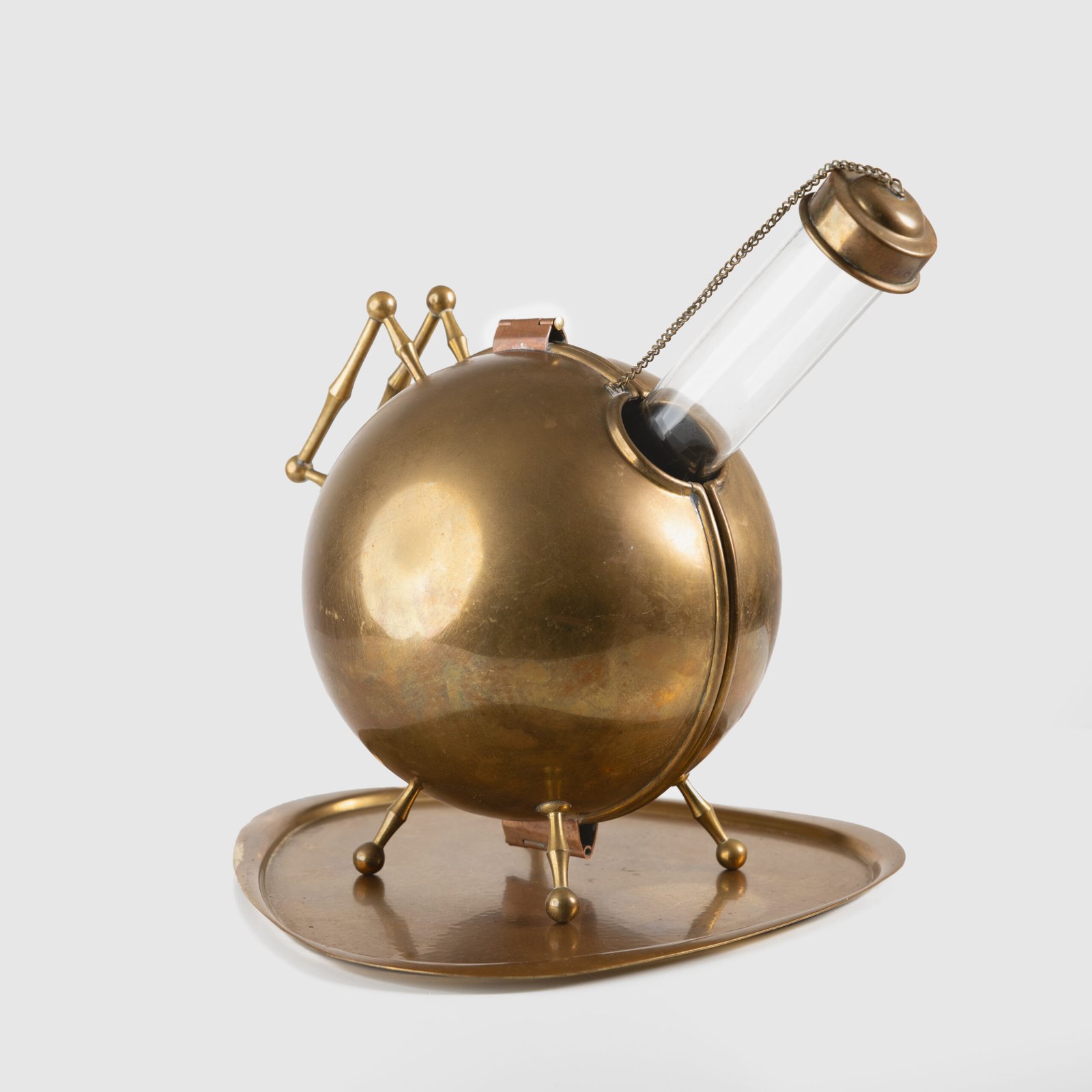 FOTOLATENT-_fotos006-hd Art Deco Thermos in Brass and Pyrex Glass, Rare Spherical Coffee Thermos, Futurist Industrial Design, Sweden Circa 1930–1940.