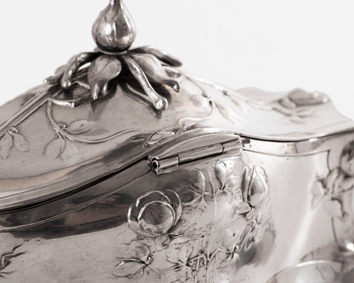 WMF Jewelry Box Art Nouveau silver plated Model No. 28 with floral decoration, Germany ca. 1900