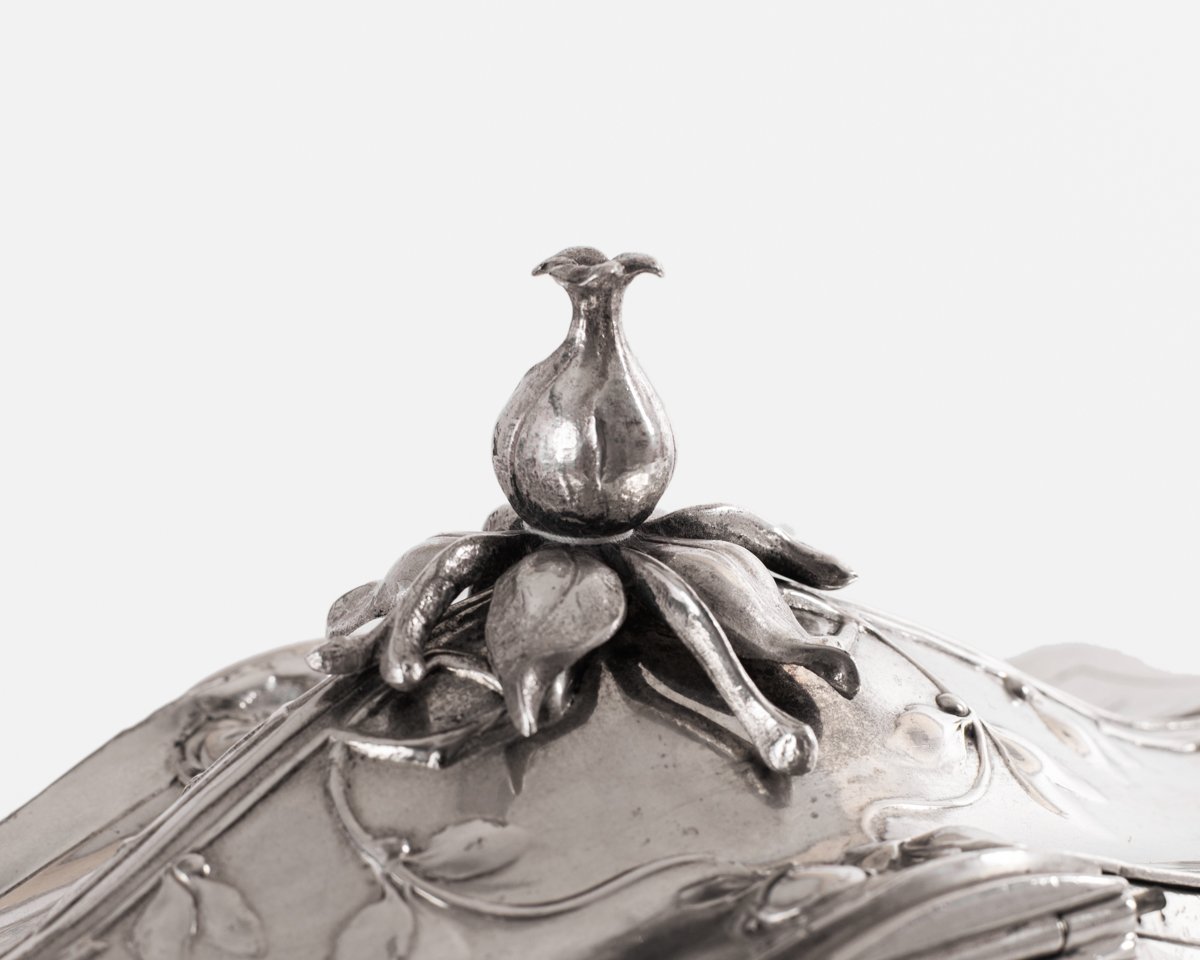 WMF Jewelry Box Art Nouveau silver plated Model No. 28 with floral decoration, Germany ca. 1900