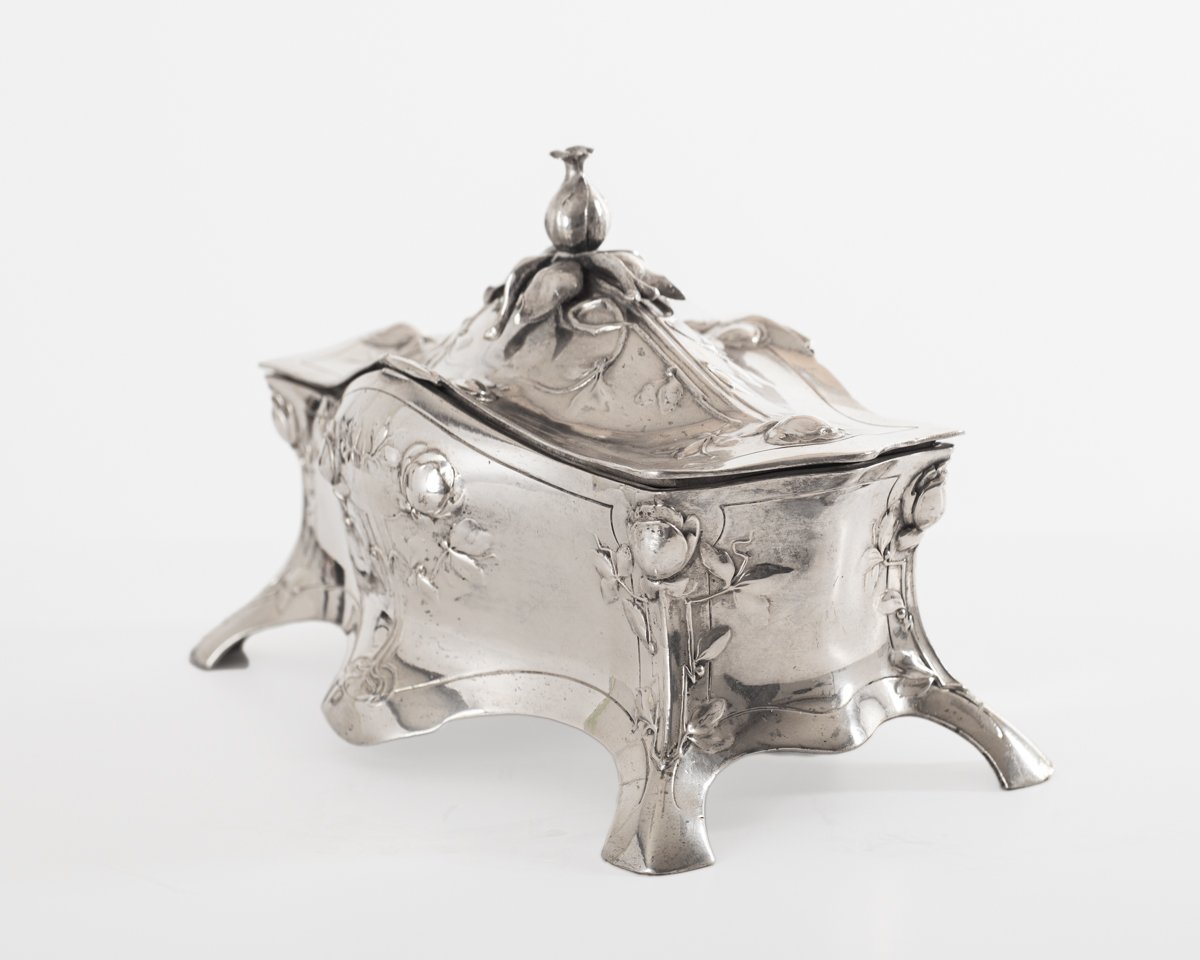 WMF Jewelry Box Art Nouveau silver plated Model No. 28 with floral decoration, Germany ca. 1900