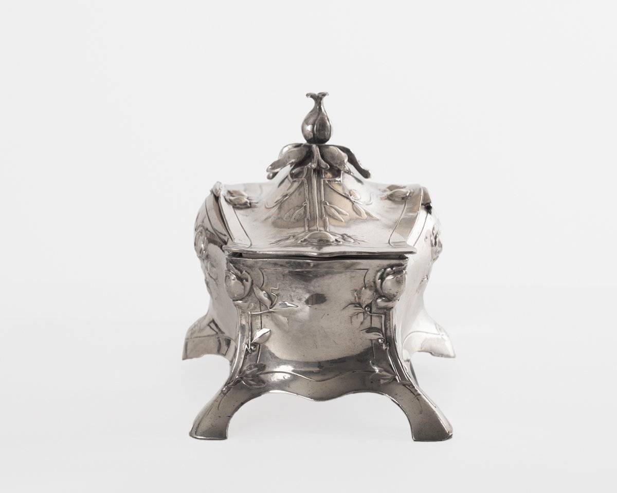 WMF Jewelry Box Art Nouveau silver plated Model No. 28 with floral decoration, Germany ca. 1900